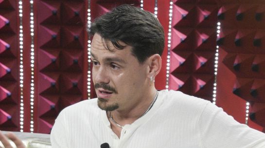 Notte bollente: il bacio tra Lucia e Renato