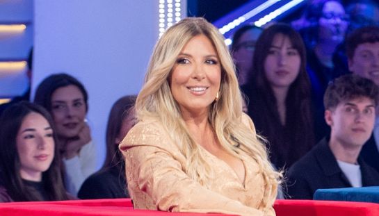 Grande Fratello Vip: primo bacio 'hot' nella casa, Lucarelli esplode sul cachet e stoccata sessista di Adriana Volpe