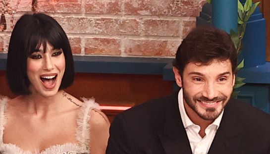 Affari Tuoi, Stefano De Martino già cita Sanremo e scatena Martina Miliddi: “Non ballerà da sola”
