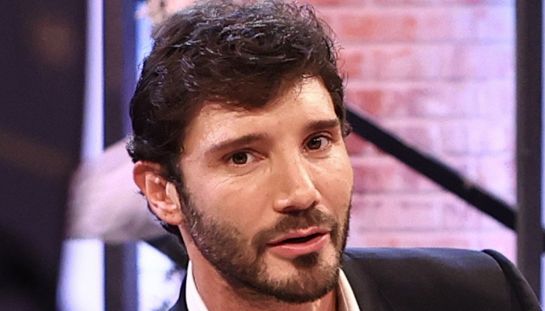 Affari tuoi, De Martino conduce di fretta (e canta Sanremo): "Ho altro da fare". Poi il colpaccio delle gemelle