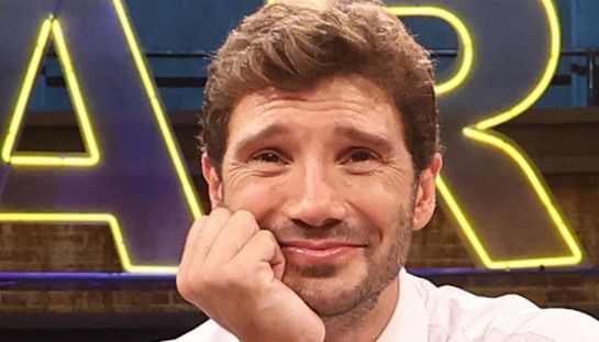 Affari tuoi, De Martino spiazzato dal balletto con dedica (sexy) di Martina Miliddi: "Non sapevo cosa fare"