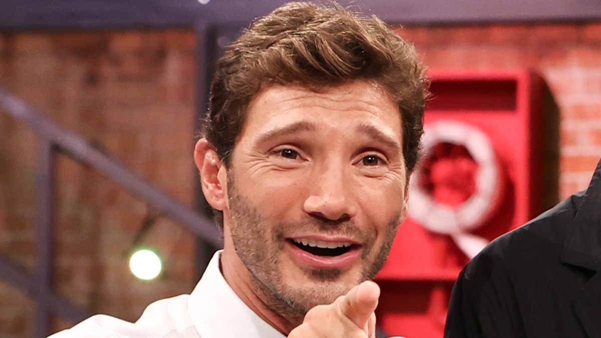 Affari tuoi, spavento per Herbert Ballerina: lascia lo studio e De Martino lo rincorre: "Non preoccuparti"