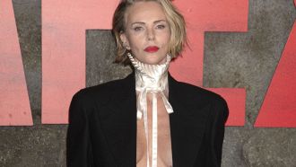 charlize-theron-sexy-look-premiere-apex-netflix-new-york