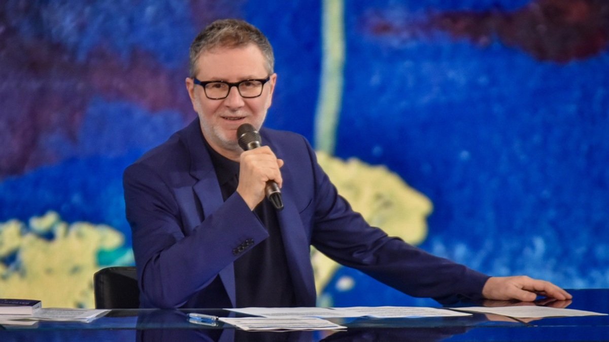 https://wips.plug.it/cips/libero.it/magazine/cms/2026/04/che-tempo-che-fa-fabio-fazio.jpg