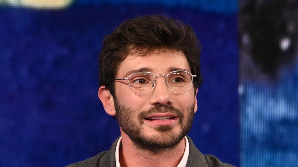 Stefano De Martino e il 25 aprile: "Poi spuntò l'alba...". Il post (da applausi) del conduttore di Affari Tuoi