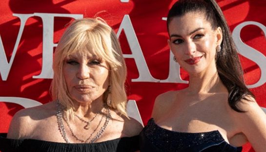 Il Diavolo Veste Prada 2, Donatella Versace e Anne Hathaway insieme sul red carpet alla première di Londra