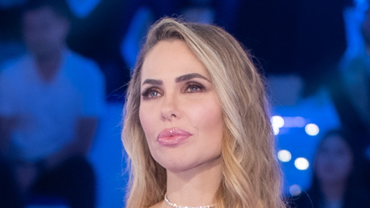 Ilary Blasi mette in stand-by le nozze con Bastian Muller: "Prima devo divorziare da Totti, poi sarò libera". E svela cosa manca