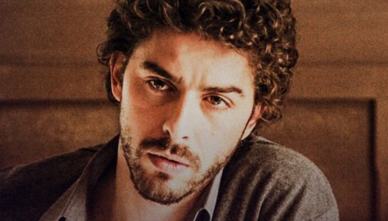 Dimenticate Il giovane Montalbano: Michele Riondino è uno psicologo tormentato alle prese con una difficile indagine