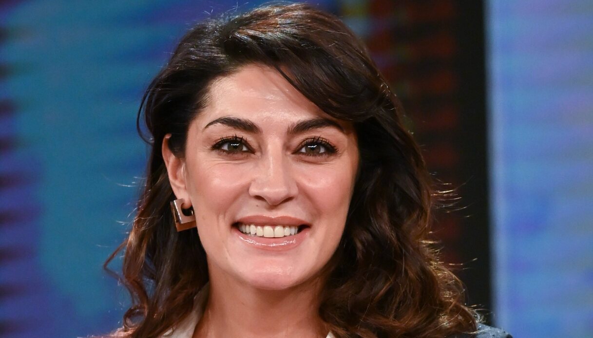 https://wips.plug.it/cips/libero.it/magazine/cms/2026/04/rai-1-elisa-isoardi.jpg