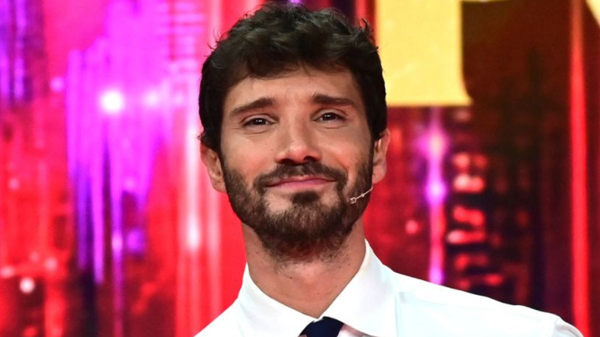 https://wips.plug.it/cips/libero.it/magazine/cms/2026/04/stefano-de-martino-sanremo-2027-conduttori-6-4-2026-liberomagazine-it.jpg