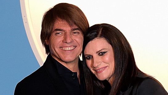 Laura Pausini, compleanno al bacio con dedica per il marito Paolo Carta. Il gesto emoziona i fan: "Viva l'amore bello"