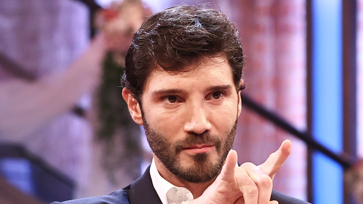 Affari Tuoi, boato in studio e De Martino si spaventa: “Che è successo?!”, l'incidente in diretta