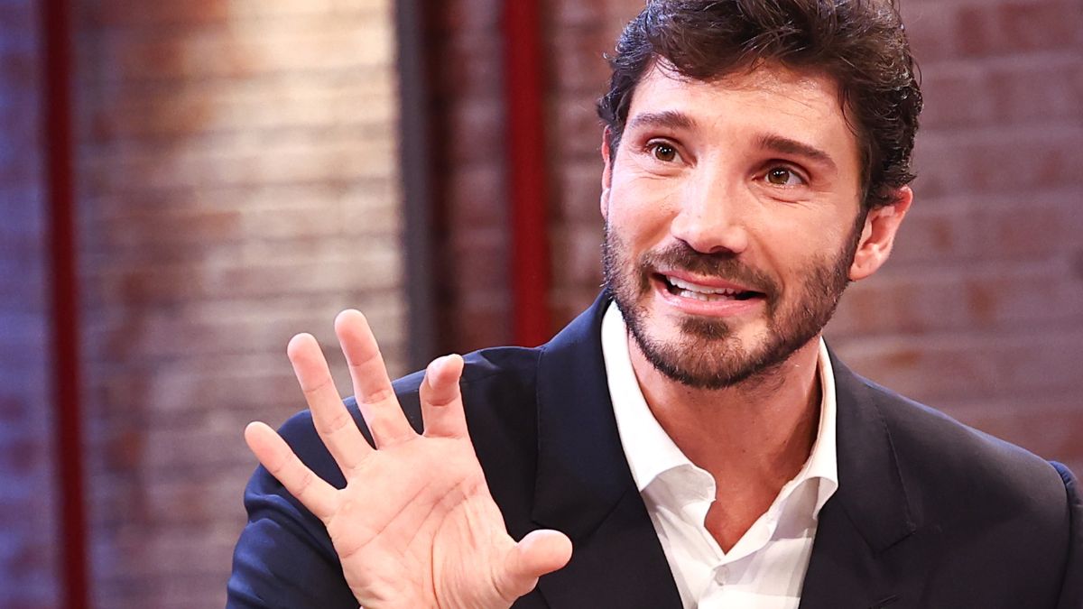 Affari tuoi, De Martino non gradisce lo scherzo di Herbert e difende Martina Miliddi: poi si finisce in lacrime