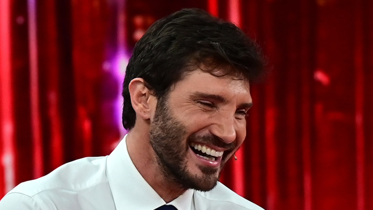 https://wips.plug.it/cips/libero.it/magazine/cms/2026/05/affari-tuoi-puntata-18-maggio-2026.jpg