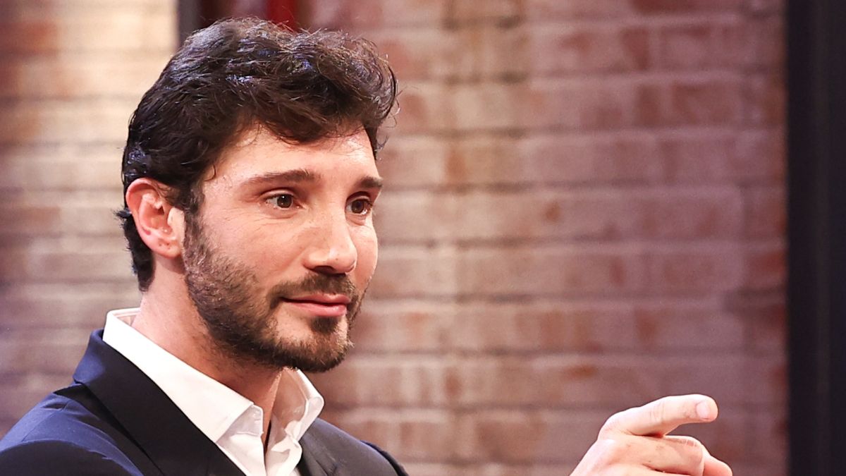 Affari Tuoi, concorrente in topless e De Martino ‘monello’: poi la frecciata a Martina Miliddi