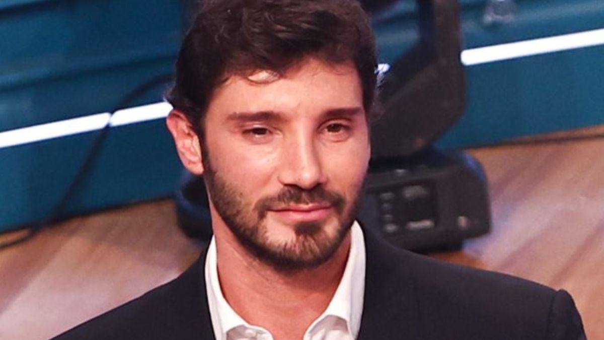 https://wips.plug.it/cips/libero.it/magazine/cms/2026/05/affari-tuoi-stefano-de-martino-13-5-2026-liberomagazine-it.jpg