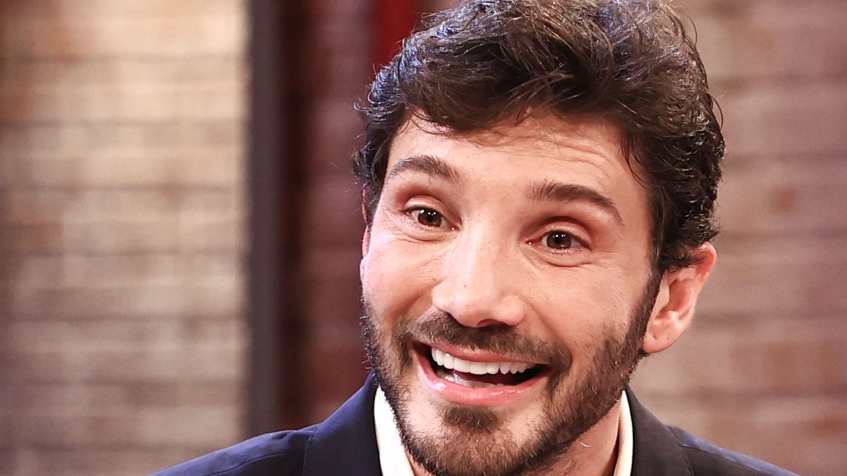Affari Tuoi, il vero show è De Martino: balla sulle note di Belen, poi il lento con Martina Miliddi. La puntata (corta) è un capolavoro