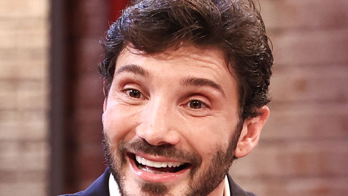 https://wips.plug.it/cips/libero.it/magazine/cms/2026/05/affari-tuoi-stefano-de-martino-24-5-2026-liberomagazine-it.jpg
