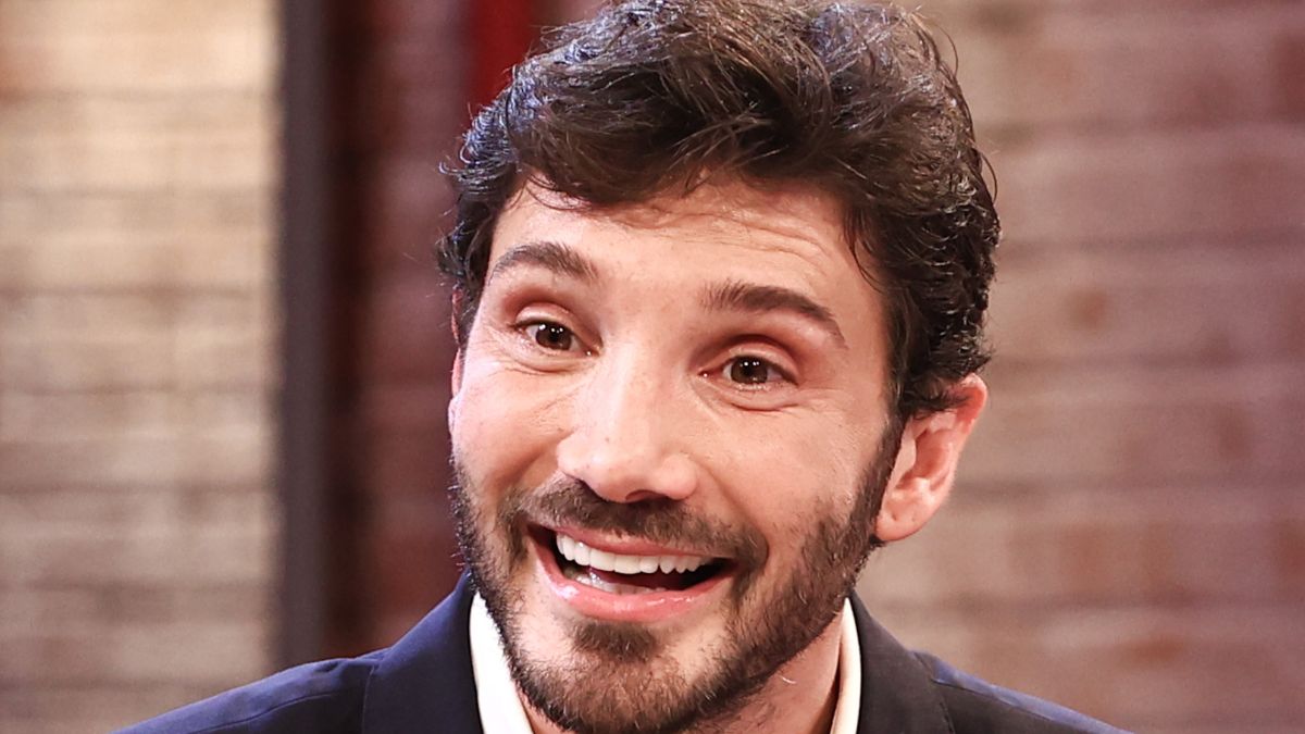https://wips.plug.it/cips/libero.it/magazine/cms/2026/05/affari-tuoi-stefano-de-martino-9-5-2026-liberomagazine-it.jpg