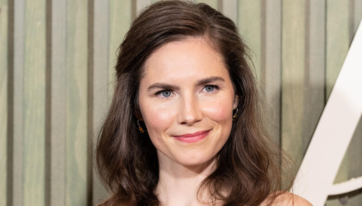 Amanda Knox, cosa fa oggi: il nuovo marito, il rapporto con Raffaele Sollecito e gli incassi milionari