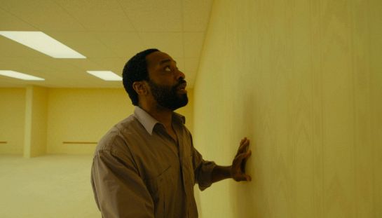 Backrooms, l'horror liminale di Kane Parsons lascia il web per inquietare i cinema. Recensione