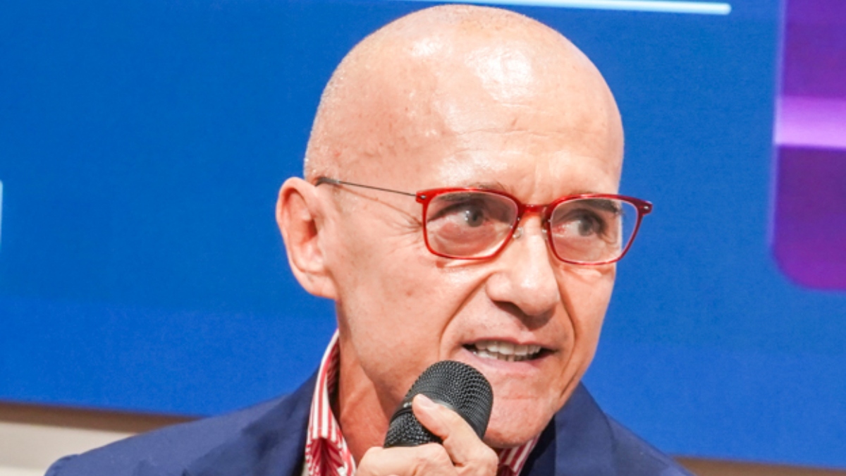 Alfonso Signorini, la vita dopo l’addio al Grande Fratello Vip: “Parlerà il giudice”. Come sta, il retroscena dell'amico Aristide Malnati