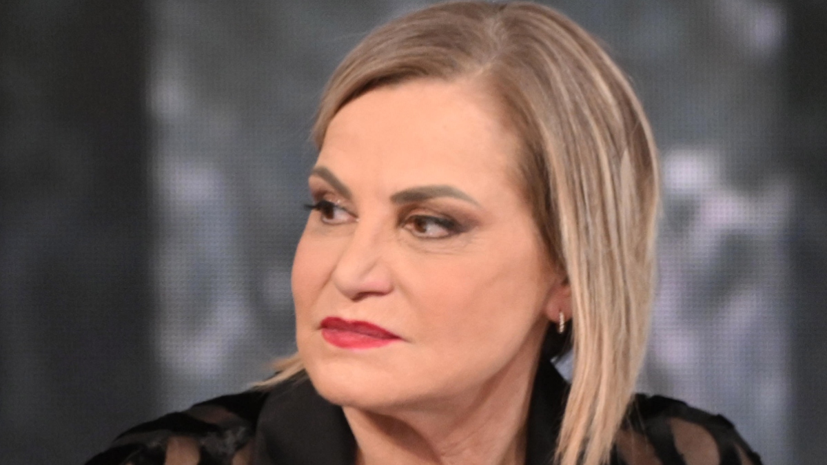 Chi l’ha Visto, Simona Ventura interviene in diretta con una segnalazione tra l’applauso dei social: “Una di noi”