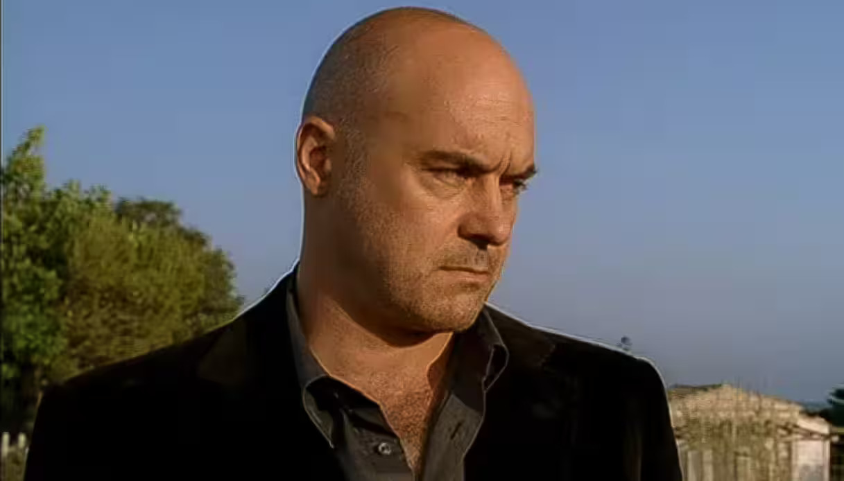 https://wips.plug.it/cips/libero.it/magazine/cms/2026/05/commissario-montalbano-la-pazienza-del-ragno.jpg