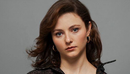 Thomasin McKenzie è Audrey Hepburn nel film Dinner With Audrey