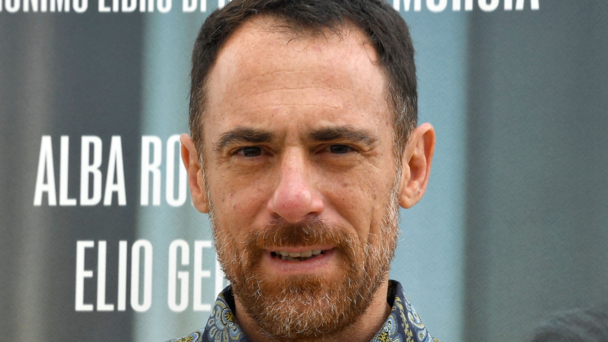 https://wips.plug.it/cips/libero.it/magazine/cms/2026/05/elio-germano-iddu-bestierare-rapper.jpg
