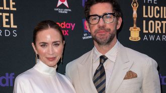 emily-blunt-john-krasinski-carpet-film-insieme-marito-lucille-lortel-awards