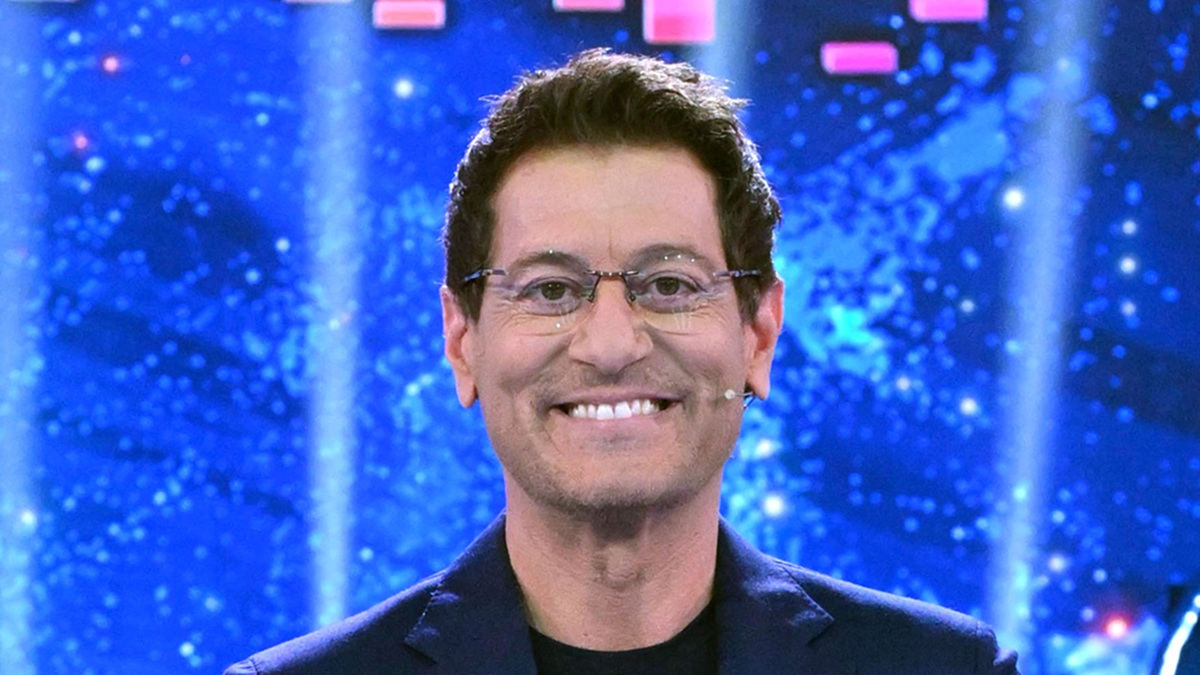 https://wips.plug.it/cips/libero.it/magazine/cms/2026/05/enrico-papi-ok-ufficio-stampa.jpg