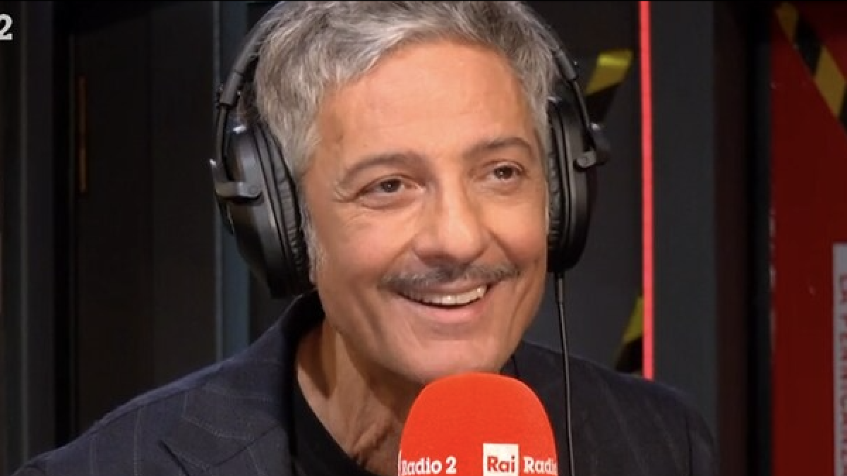 https://wips.plug.it/cips/libero.it/magazine/cms/2026/05/fiorello_pennicanza_6maggio.png