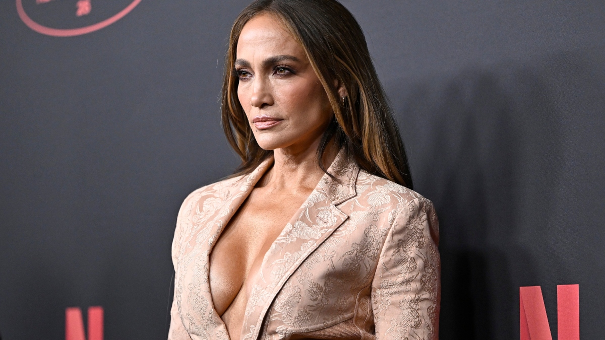 https://wips.plug.it/cips/libero.it/magazine/cms/2026/05/jennifer-lopez-red-carpet-netflix-upfront-office-romance-scollatura-brett-goldstein.jpg