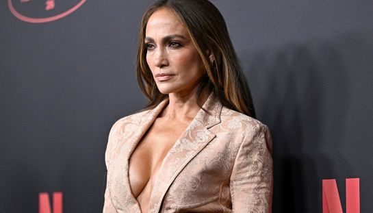 Jennifer Lopez fa impazzire con una scollatura vertiginosa sul red carpet: mai stato così bollente un evento di Netflix