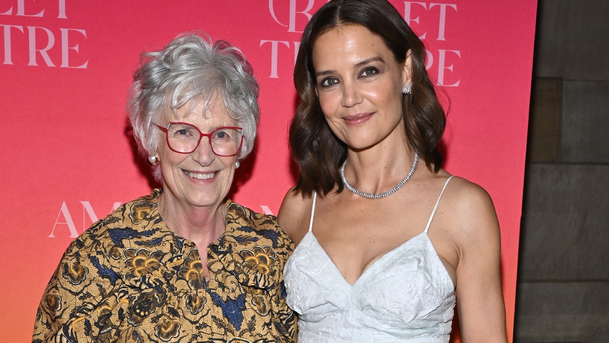 https://wips.plug.it/cips/libero.it/magazine/cms/2026/05/katie-holmes-red-carpet-madre-kathleen-stothers-american-ballet-theatre-spring-gala-2026.jpg