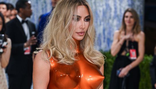 Kim Kardashian domina la scena al Met Gala 2026: l’abito scultoreo e la volta in cui il suo red carpet arrivò al cinema
