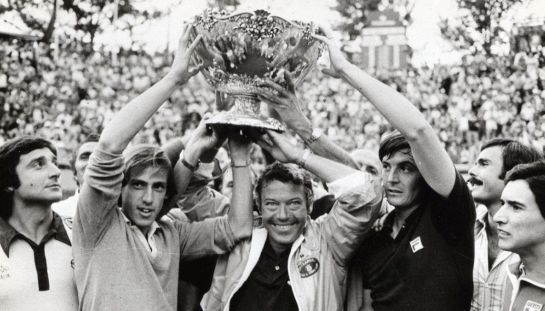 I Manetti bros. raccontano l’impresa sportiva e politica di Panatta e compagni nel loro nuovo film, La ballata della Coppa Davis