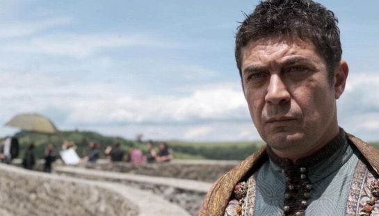 Riccardo Scamarcio proclamato imperatore del Sacro Romano Impero con La Meraviglia del Mondo