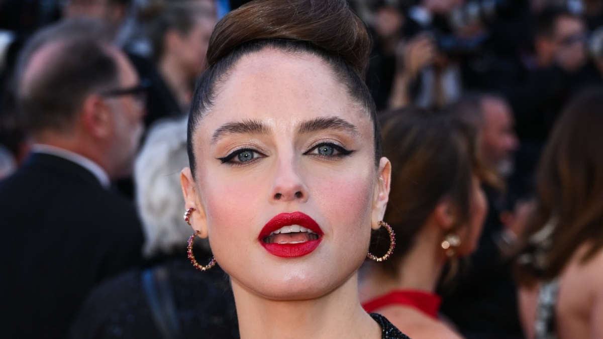 https://wips.plug.it/cips/libero.it/magazine/cms/2026/05/matilde-gioli-red-carpet-cannes-2026-look-outfit-giappone-kimono-rossetto-rosso.jpg