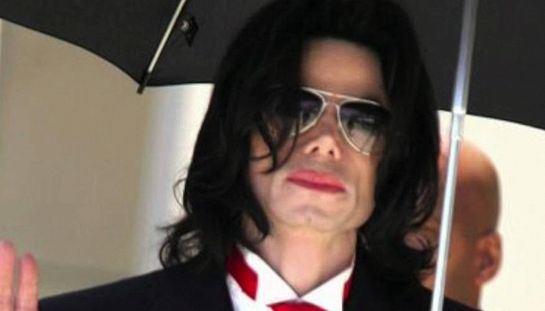 Netflix ha rilasciato il trailer e annunciato la data di uscita di Michael Jackson: The Verdict, la serie sul processo del 2003