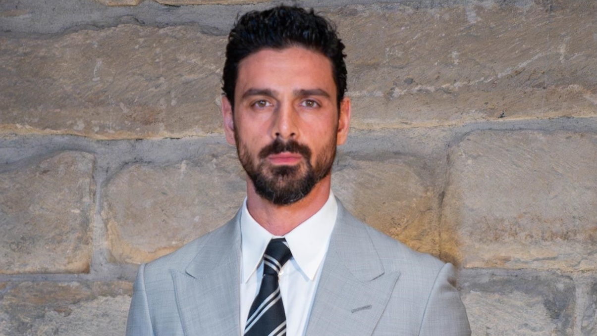 https://wips.plug.it/cips/libero.it/magazine/cms/2026/05/michele-morrone.jpg
