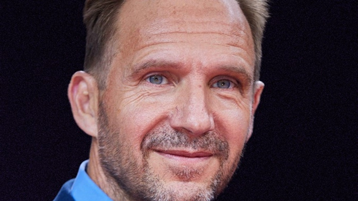 https://wips.plug.it/cips/libero.it/magazine/cms/2026/05/ralph-fiennes-art-nuovo-film-commedia-colin-farrell-wagner-moura.jpg