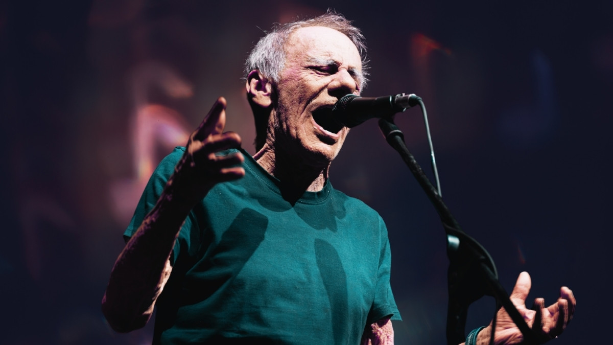 https://wips.plug.it/cips/libero.it/magazine/cms/2026/05/roberto-vecchioni-torna-sul-palco.jpg