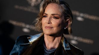 sharon-stone-incanta-e-sconvolge-cannes-l-appello-brutale-durante-la-cena-di-gala