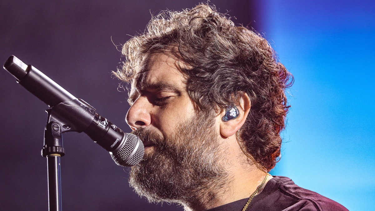 https://wips.plug.it/cips/libero.it/magazine/cms/2026/05/tommaso-paradiso-scatto-d-ira-nel-concerto-a-napoli-microfono-a-terra-scuse-e-pace-fatta-con-o-surdato-nnammurato.jpg