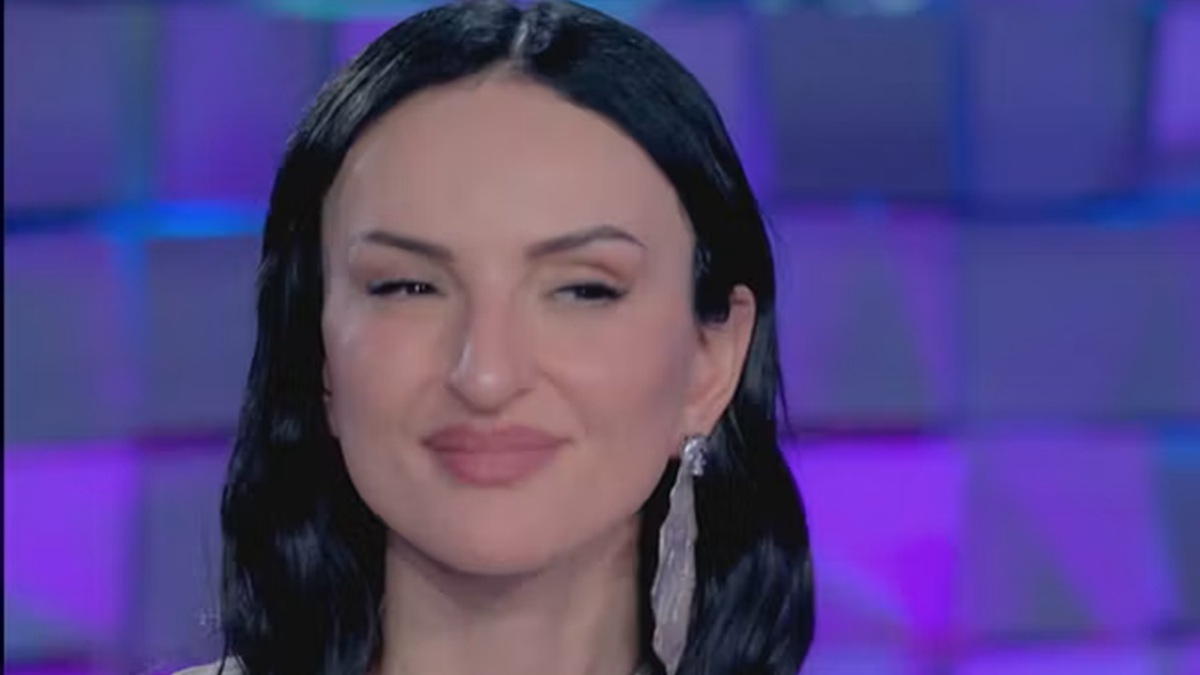Verissimo, Arisa e le critiche sul fisico: "Le persone le lascio pensare", e sull'amore: "Sono single ma con il mio fidanzato sono molto focosa"