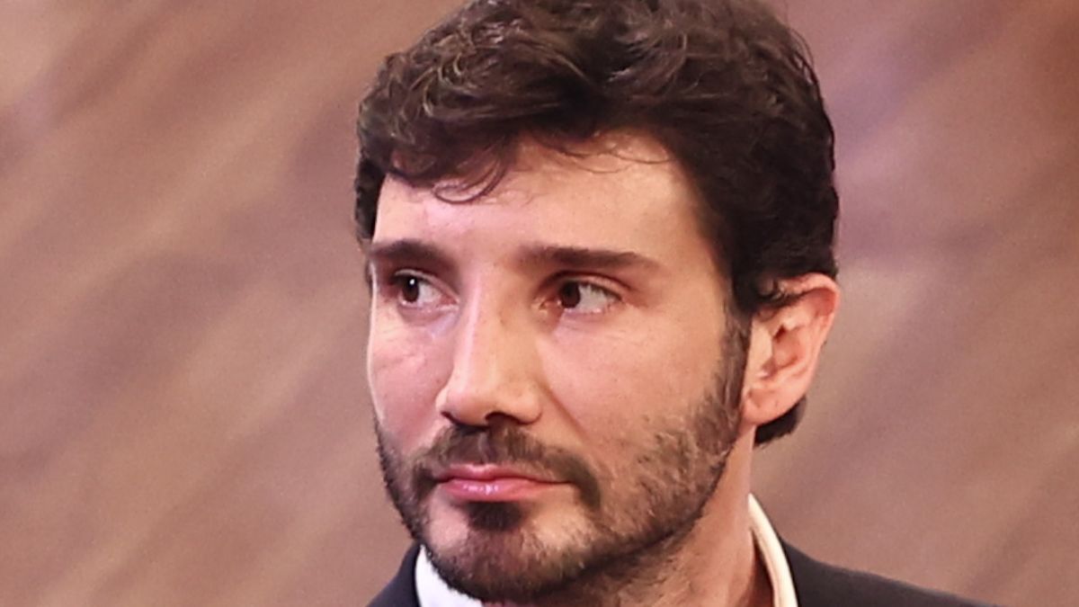 Affari Tuoi, panico per Herbert Ballerina: "Ora vomito". Ma il lento tra De Martino e Martina Miliddi porta fortuna: vincita clamorosa