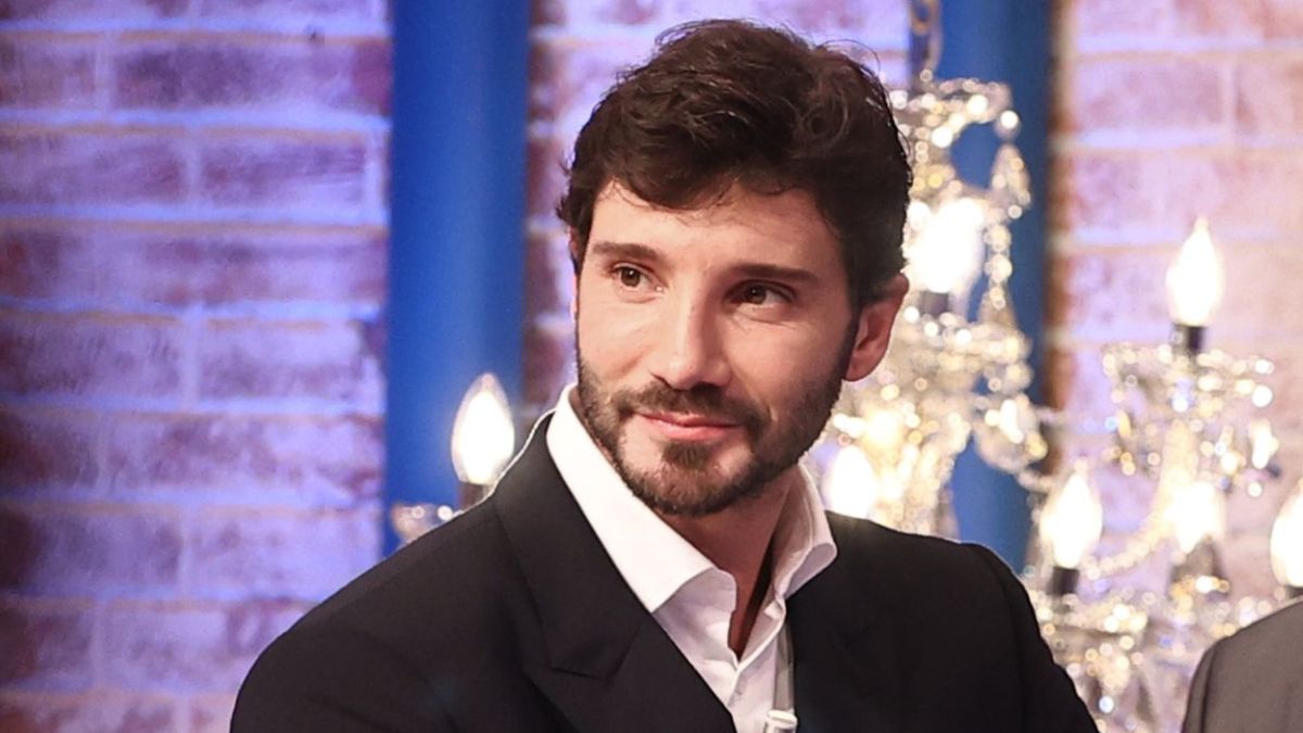 Affari tuoi, De Martino porta tutti a Sanremo ma lascia a casa Herbert Ballerina: "Mi spiace non c'è posto"