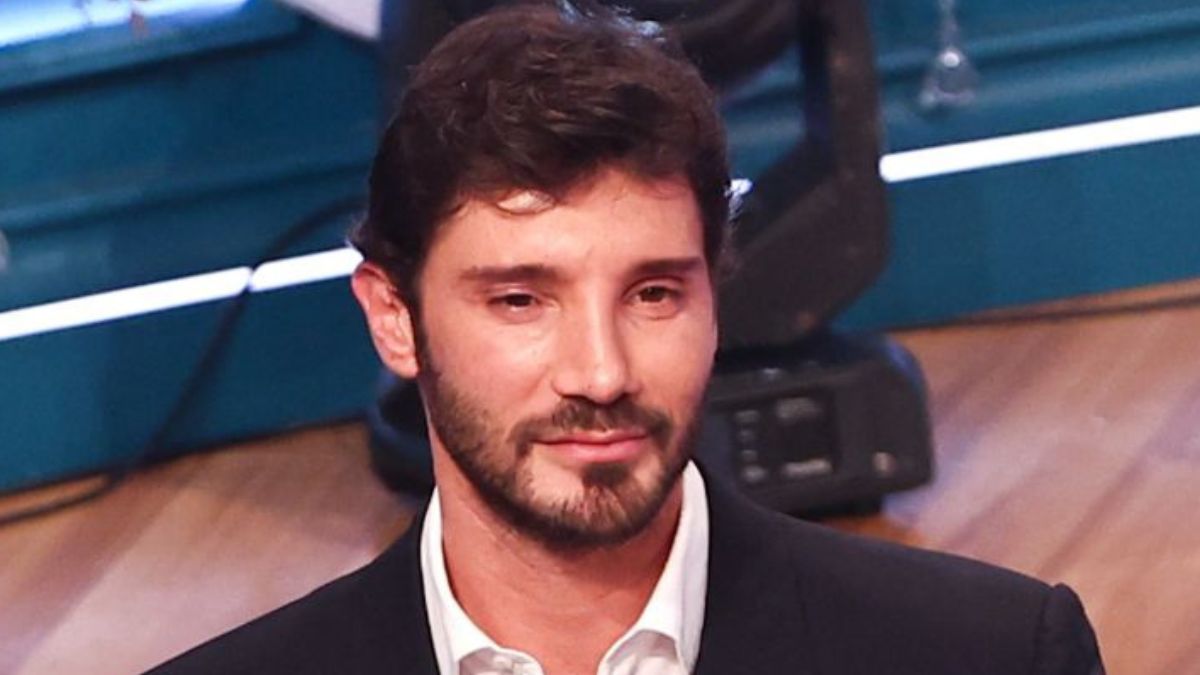 Affari Tuoi, per De Martino ritorno in TV disastroso: Sara ‘devastata’ dal Dottore (e dal caldo) tra i fischi del web